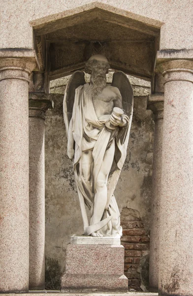 Angel guarding the graves of the dead. — Stock Photo, Image