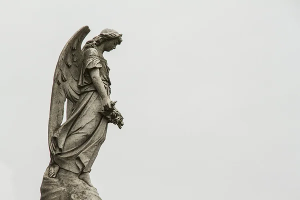 Anjo guardando as sepulturas dos mortos . — Fotografia de Stock