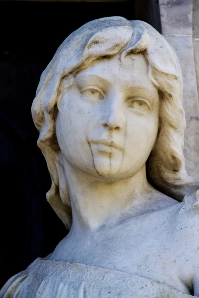 Statue de femme chrétienne dans le cimetière ou Recoleta — Photo