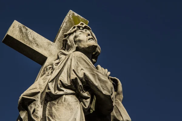 Estatua de Jesucristo con la cruz — Foto de Stock