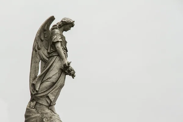 Ангел охраняет могилы умерших . Лицензионные Стоковые Изображения