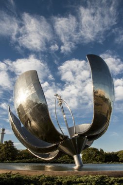 Floralis anıt Buenos Aires