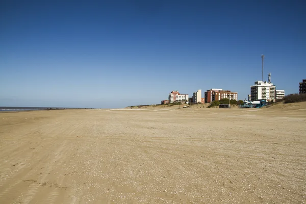 Szerokiej, piaszczystej plaży — Zdjęcie stockowe