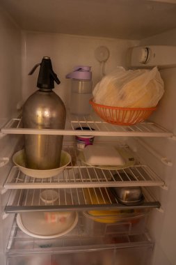 Buzdolabının içindeki nesneler ve elementler