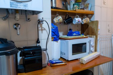 Mutfakta aletleri olan ahşap bir tezgah.