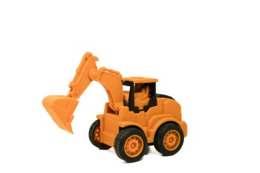 Parlak turuncu oyuncak kazıcısı, temiz beyaz arka planda izole edilmiş minyatür bir inşaat aracı. Oyun ve inşa konsepti