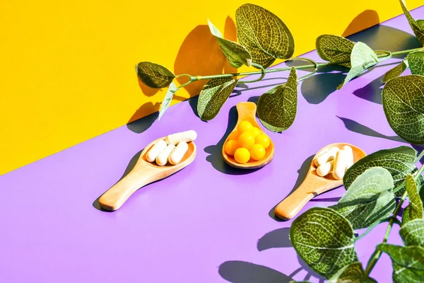 Pastillas Sobre Cuchara Madera Sobre Fondo Púrpura Amarillo Luz Dura — Foto de Stock