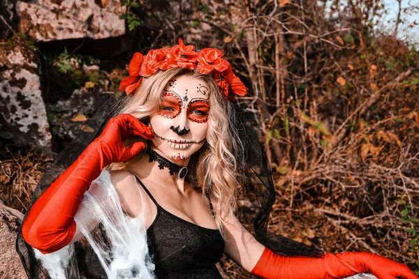 Retrato de cerca de Calavera Catrina. Mujer joven con maquillaje de cráneo de azúcar y tela de araña blanca. Día de los muertos. Día de los Muertos. Halloween. — Foto de Stock