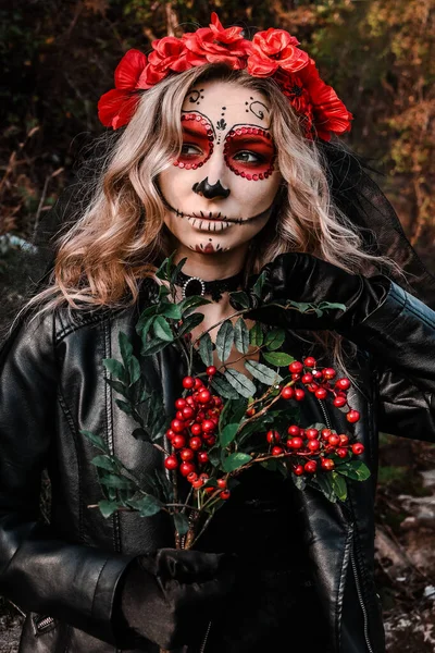 Κοντινό πορτραίτο της Καλαβέρα Κατρίνα. Νεαρή γυναίκα με ζαχαρωτό μακιγιάζ και κόκκινα λουλούδια. Ντία ντε λος Μουέρτος. Η μέρα των νεκρών. Απόκριες. — Φωτογραφία Αρχείου