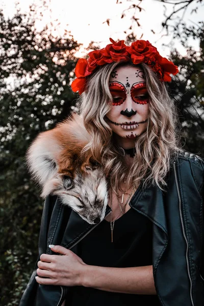 Buon Halloween Spaventato Orribile Femmina Seduta Abito Speciale Indossa Teschio — Foto Stock