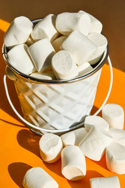 Bílé Marshmallows Kovovém Kbelíku Žlutém Šedém Moderním Pozadí Přísada Pro — Stock fotografie