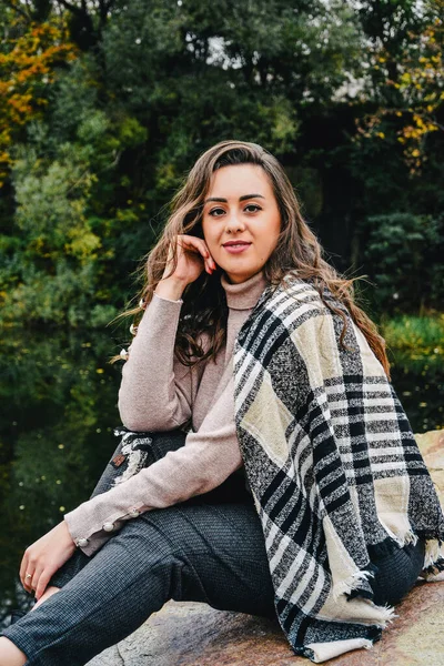 Menina Morena Com Cabelos Longos Sentado Lado Lago Parque Outono — Fotografia de Stock