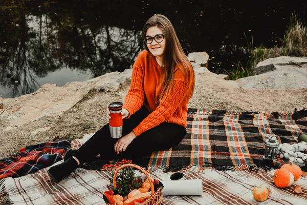Dívka Sedící Pestrobarevném Kostkovaném Pikniku Koncept Teplého Slunečného Podzimního Dne — Stock fotografie