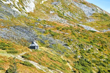 Yaz günbatımında dağlarda terk edilmiş huzur dolu bir kır evi. Köydeki kır evi. Dağdaki ahşap kulübeye hayran kaldım