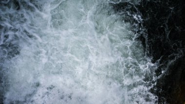 Güzel köpüklü deniz. Barajın açık kapaklarından akan su. Spreyli mavi deniz suyu. Dalgaların dokusu