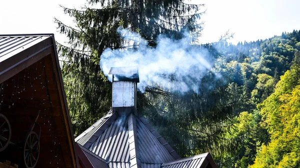 Gęsty Dym Powstaje Komina Tle Widoku Góry Wiejski Stary Dom — Zdjęcie stockowe