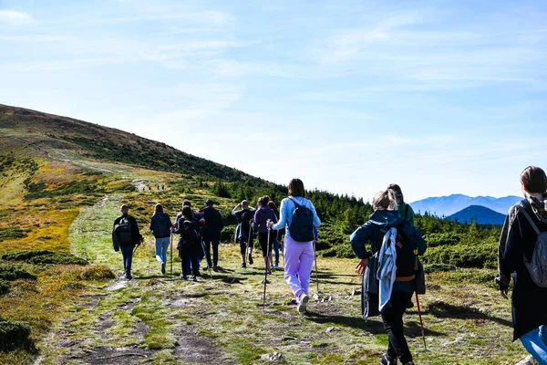 Vista Trasera Gente Caminando Por Las Montañas Grupo Personas Haciendo — Foto de Stock