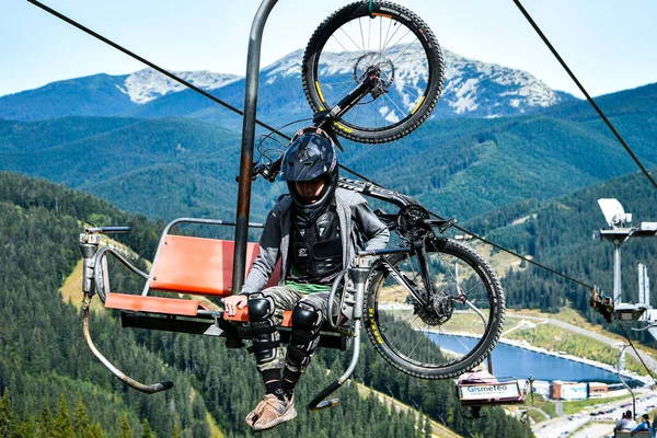 Närbild Stol Skidliften Fjäll Och Skog Linbanekillen Som Transporterar Sin — Stockfoto