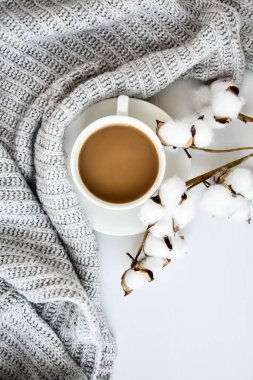 Pamuklu tarçınlı kahve ve beyaz arka planda anason yıldızı. Etrafta süveter var. Kış sabahı rutini. Kahve molası. Uzayı kopyala Üst Manzara. Kahvaltıda. Düz yatıyordu