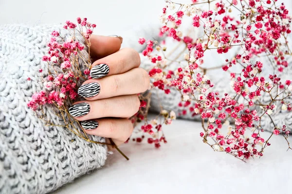 Ręka Sweter Różowe Kwiaty Nadrukowanymi Paznokciami Zwierząt Zebra Kobiecy Manicure — Zdjęcie stockowe