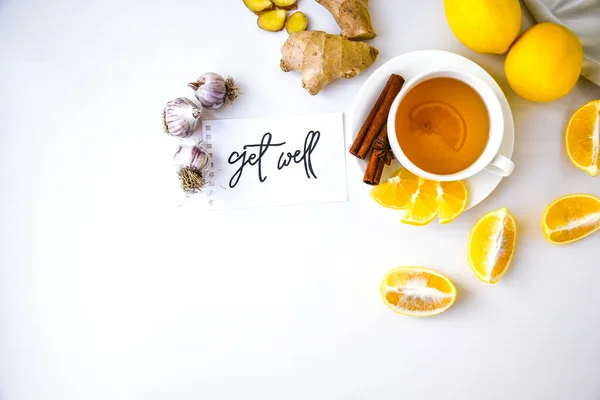 よく取得 一般的な風邪の治療のための製品の中で紙の一部に書かれた レモン カモミールティー ビタミン自然飲料 シナモンアニスの星 — ストック写真