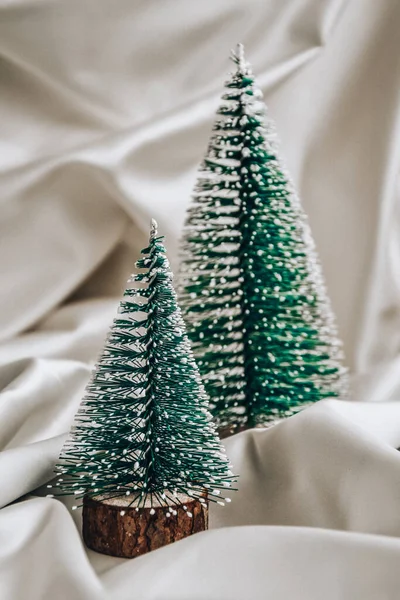 Две Рождественские Елки Шелковом Фоне Цвета Шампанского Модное Украшение Праздник — стоковое фото