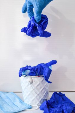 Kullanılmış bulaşıcı maskeleri ve tıbbi eldivenleri çöp kutusuna atın. Coronavirus çöplüğü. COVID-19 Tıbbi Atık. Kişisel koruyucu ekipman PPE kullanılmış. Salgından sonra plastik kirliliği