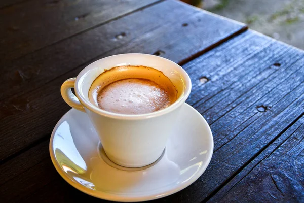 Καφές Λευκό Κύπελλο Σκούρο Ξύλινο Τραπέζι Στην Καφετέρια Καφετέρια — Φωτογραφία Αρχείου