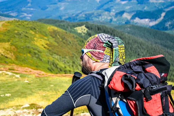 Hombre Excursionista Sendero Senderismo Montaña Hombre Sentado Sendero Mira Las — Foto de Stock
