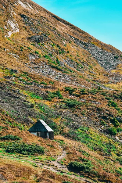 夏日日落时 山上宁静的废弃旧农舍 村里的乡间别墅欣赏山上的木制小屋 — 图库照片