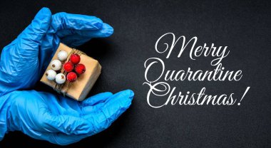 Mutlu Quarantin Noelleri. Tatil alışverişi. Kutlama hediyeleri. Pandemik kısıtlama. Kış alışverişi. Elinde sıfır atık kutusu olan koruyucu eldivenleri teslim et. Reklam arkaplanı. Uzayı kopyala Sıfır israf noeli. Noel salgını. Covid-19 peni