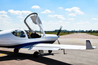 Zhytomyr, Ukrayna - 22 Ağustos 2020 Ukrayna uçağı paraşütle atlamak için. Korolev Avia Festivali. Avia festivali. Uçak pervaneli turbopervane motoru, uçak gövdesinin parçaları, kanatlar ve kuyruk.