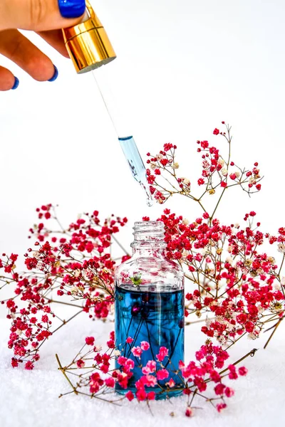 Frau Tropft Rose Ätherisches Glas Tropfer Kosmetischen Öls Und Getrockneten — Stockfoto