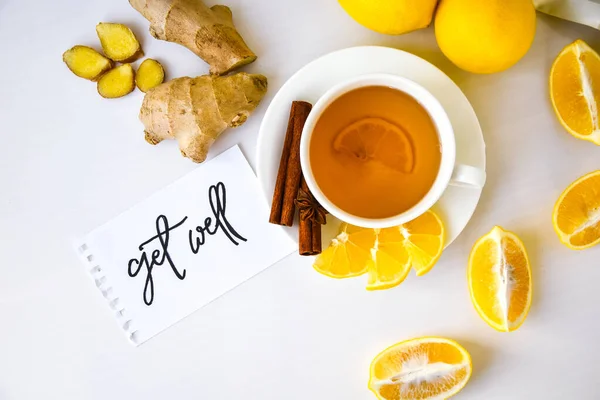 よく取得 一般的な風邪の治療のための製品の中で紙の一部に書かれた レモン カモミールティー ビタミン自然飲料 シナモンアニスの星 — ストック写真