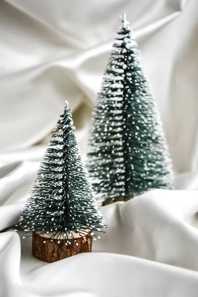 Zwei Weihnachtsbäume Auf Champagnerfarbenem Seidenhintergrund Trendige Dekoration Weihnachtsfeier Neujahrskonzept Grußkarte — Stockfoto