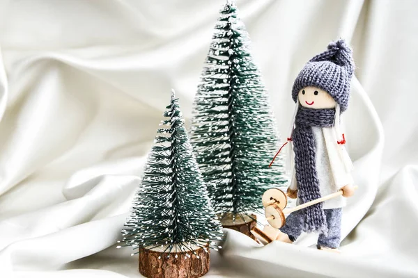 Weihnachtskomposition Mit Puppenskifahren Und Tannenbaumschmuck Auf Seide Weihnachts Oder Neujahrsgrußkarte — Stockfoto