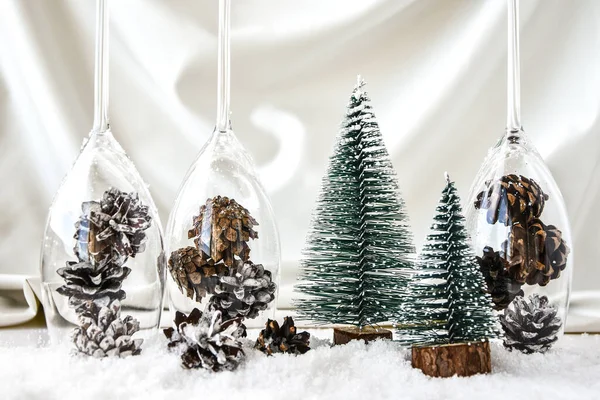 Champagnergläser Mit Dekorierten Tannenzapfen Auf Weißem Schnee Weihnachtsdekoration Frohes Neues — Stockfoto