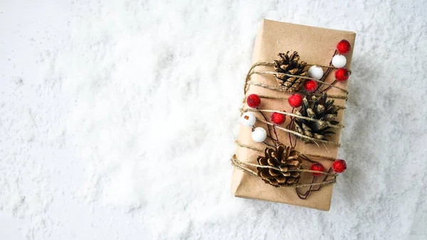 Zero Resíduos Presentes Natal Com Decorações Sobre Fundo Neve Branca — Fotografia de Stock