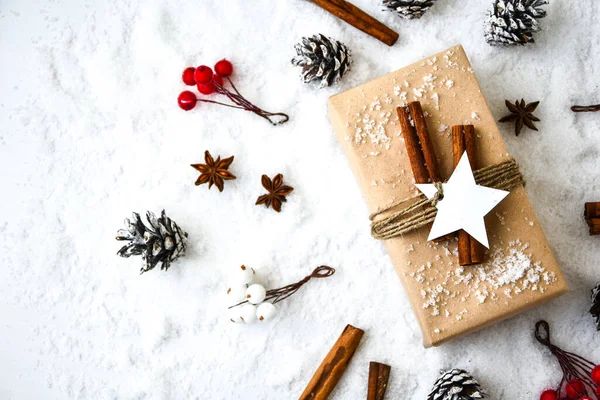 Zero Waste Weihnachtsgeschenke Mit Dekorationen Auf Weißem Schnee Hintergrund Kopierraum — Stockfoto