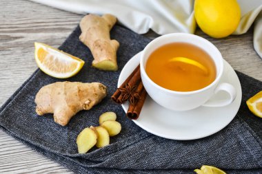 Zencefilli sıcak bağışıklık, doğal vitamin içeceğini canlandırır limonlu tarçınlı anasonlu ahşap arka planda kırsal tarzda. Papatya çayı. Sağlıklı konsept