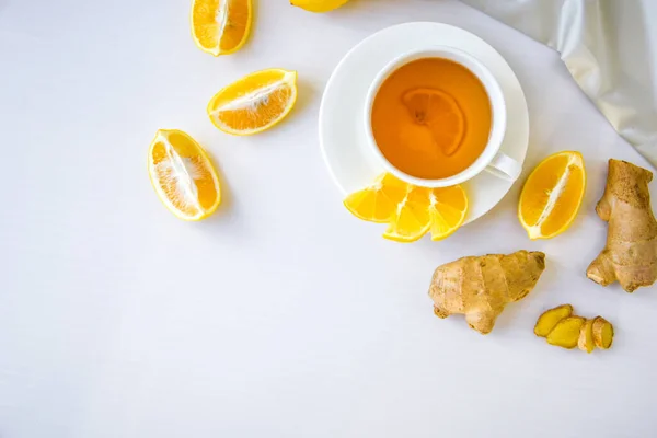 ビタミン天然飲料を高めるジンジャーホット免疫白を背景に素朴なスタイルで柑橘系のレモンと カモミールティー 健康的なコンセプトコピースペース — ストック写真