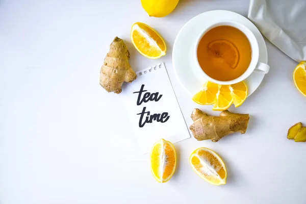 お茶の時間 一般的な風邪の治療のための製品の間で紙の上に書かれた レモン カモミールティー ビタミン自然飲料 シナモンアニスの星 — ストック写真