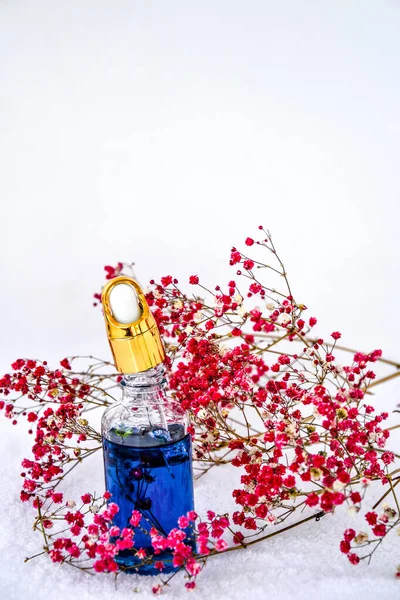 Glazen Druppelaar Van Cosmetische Olie Gedroogde Bloemen Kruiden Witte Achtergrond — Stockfoto