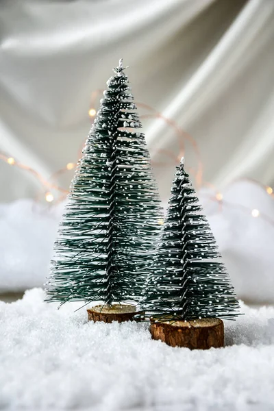 Duas Árvores Natal Champanhe Fundo Seda Colorido Neve Branca Decoração — Fotografia de Stock