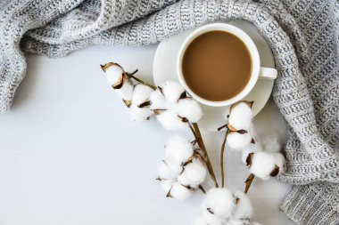 Pamuklu tarçınlı kahve ve beyaz arka planda anason yıldızı. Etrafta süveter var. Kış sabahı rutini. Kahve molası. Uzayı kopyala Üst Manzara. Kahvaltıda. Düz yatıyordu