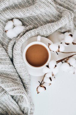 Pamuklu tarçınlı kahve ve beyaz arka planda anason yıldızı. Etrafta süveter var. Kış sabahı rutini. Kahve molası. Uzayı kopyala Üst Manzara. Kahvaltıda. Düz yatıyordu