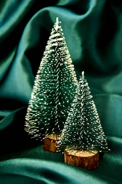 Duas Árvores Natal Fundo Seda Verde Decoração Moda Celebração Natal — Fotografia de Stock