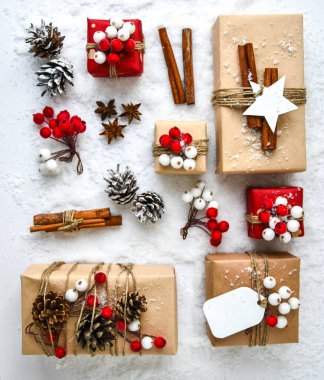 Noel seti koleksiyonu, dekorasyonlu arka plan. Noel hediyesi, kozalaklar, tarçın, beyaz karlı arka planda anason yıldızları. Noel konulu kavram. Retro tarzı. Sıfır israf noeli. El işi kâğıdı, Üst Manzara, Tatil düzlüğü