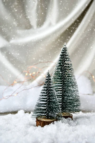 Dos Árboles Navidad Sobre Fondo Seda Color Champán Nieve Blanca — Foto de Stock