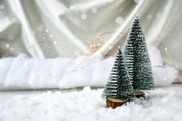 Две Рождественские Елки Фоне Цветного Шампанского Белый Снег Модное Украшение — стоковое фото